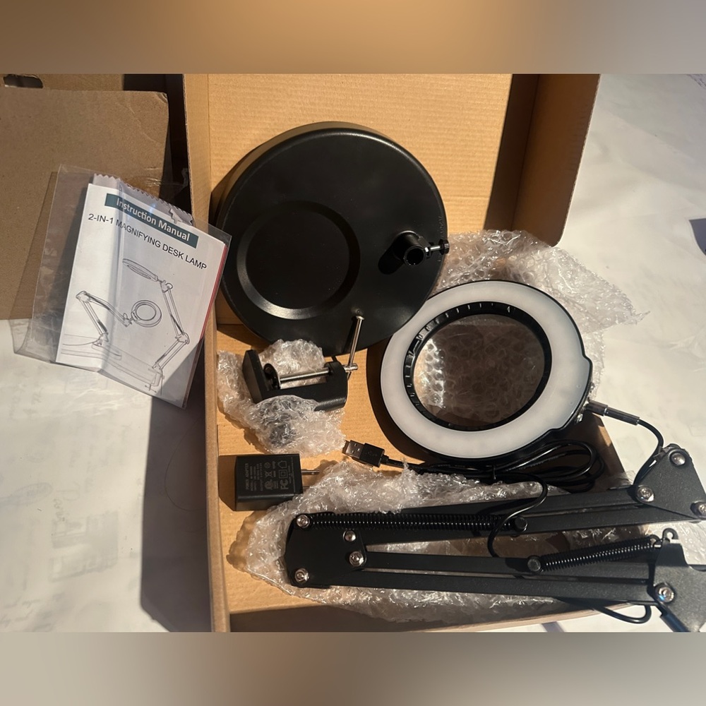 New Magnifying Glass w Light & Stand